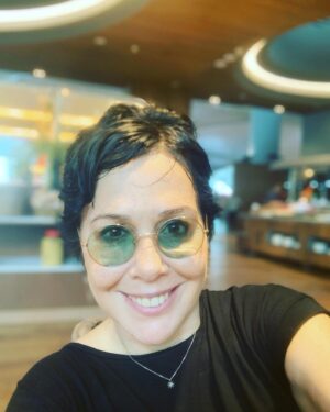 Zeynep Ozbatur Atakan Instagram - İyi haftalar.. Kısa bir 'festival yolculuğu'na çıkan bir #zeynepyollarda bırakalım🙏🏻😘 #zeynepatakan #hayat #festival #life