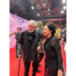 Zeynep Ozbatur Atakan Instagram - Tanımaktan ve dost olmaktan onur duyduğum, kalbi güzel canım Bela... Geçen hafta Avrupa Film Akademisi Ödül töreninde öyle bir konuşma yaptı ki, büyük bir ders niteliğindeydi. Zaman bu kadar hızlı akarken, bir yerlere yetişme telaşında, özellikle yeni kuşak arkadaşlara aklınızla değil kalbinizle üretin diyorum. Bir yönetmene,  bir filme benzeterek ya da kırmızı halıda fotoğraf çektirmek için film yapma dürtüsünü bırakın, hatta film endüstrisindeki kalıpları bırakın ve hikayenizi kalbinizden geçtiği gibi anlatın diyorum. İşte Bela da bu düşüncelerimi teyid eden bir konuşma yaptı. Konuşmayı merak edenler için sayfayı kaydırın👉🏻 buraya bırakıyorum.. #belatarr❤️ #belatarr #europeanfilmacademy #zeynepatakan