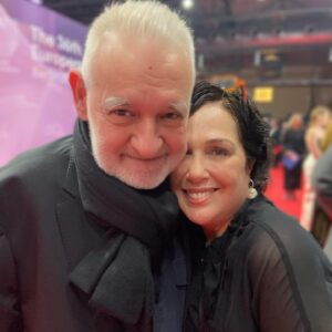 Zeynep Ozbatur Atakan Instagram - Tanımaktan ve dost olmaktan onur duyduğum, kalbi güzel canım Bela... Geçen hafta Avrupa Film Akademisi Ödül töreninde öyle bir konuşma yaptı ki, büyük bir ders niteliğindeydi. Zaman bu kadar hızlı akarken, bir yerlere yetişme telaşında, özellikle yeni kuşak arkadaşlara aklınızla değil kalbinizle üretin diyorum. Bir yönetmene,  bir filme benzeterek ya da kırmızı halıda fotoğraf çektirmek için film yapma dürtüsünü bırakın, hatta film endüstrisindeki kalıpları bırakın ve hikayenizi kalbinizden geçtiği gibi anlatın diyorum. İşte Bela da bu düşüncelerimi teyid eden bir konuşma yaptı. Konuşmayı merak edenler için sayfayı kaydırın👉🏻 buraya bırakıyorum.. #belatarr❤️ #belatarr #europeanfilmacademy #zeynepatakan