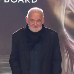 Zeynep Ozbatur Atakan Instagram - Tanımaktan ve dost olmaktan onur duyduğum, kalbi güzel canım Bela... Geçen hafta Avrupa Film Akademisi Ödül töreninde öyle bir konuşma yaptı ki, büyük bir ders niteliğindeydi. Zaman bu kadar hızlı akarken, bir yerlere yetişme telaşında, özellikle yeni kuşak arkadaşlara aklınızla değil kalbinizle üretin diyorum. Bir yönetmene,  bir filme benzeterek ya da kırmızı halıda fotoğraf çektirmek için film yapma dürtüsünü bırakın, hatta film endüstrisindeki kalıpları bırakın ve hikayenizi kalbinizden geçtiği gibi anlatın diyorum. İşte Bela da bu düşüncelerimi teyid eden bir konuşma yaptı. Konuşmayı merak edenler için sayfayı kaydırın👉🏻 buraya bırakıyorum.. #belatarr❤️ #belatarr #europeanfilmacademy #zeynepatakan