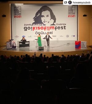 Zeynep Ozbatur Atakan Instagram - Duyanlar, duymayanlara söylesin... Beni bilenler bilir çok yapıcı olmaya çalışan biriyimdir. Ordu'daki kısa film festivali @howareyoubob un tutkusuna benim gönülden desteğim ile sonsuza kadar o çatı altında devam edebilirdi. Şimdi #omurgaordu olarak devam edecek. Uğurcan aşağıda çok güzel anlatmış.. Aynen buraya bırakıyorum :
#Repost @howareyoubob with @use.repost
・・・
💜
GİRİŞ
güzel ordu kısa film yarışmasını 2017 yılında amatör bir heyecanla başlattık ilk yıl 3 film başvurdu çalışmaya devam ettik şimdi binlerce katılım oluyor yarışma büyüdü festival oldu programa atölye çalışmaları paneller sergiler söyleşiler film gösterileri ekledik her festivali türk sinemasına katkıda bulunmuş bir kadın oyuncuya ithaf edelim dedik festival logo ve afişinde sanatçının yüz fotoğrafına yer verdik 2021’de zuhal olcay 2022’de hale soygazi “seve seve geliriz” dediler en iddialı filmler ve yönetmenleri jüriyi oluşturan değerli sinema insanları sinema yazarları ordu’da misafirimiz oldular onların katılması şehirde festivale ilgiyi artırdı türkiye kısa film yönetmenleri derneği festivale yüksek puan verdi sinema sektörü gözlerini ordu’ya çevirdi

GELİŞME
güzel ordu kısa film festivali başta zeynep atakan’ın gönüllü desteğiyle benim ve çalışma arkadaşlarımın özverili çalışmasıyla son iki yılda büyüyüp bir marka oldu ordu’nun bir festival şehri olmasına katkıda bulunan bir organizasyondu biz ayrılınca  zeynep atakan da çekildi dernek yönetimi bu yılın festivalini yapmak için sahaya çıkmış giydikleri forma aynı ama içindeki liyakatlı oyuncular biz değiliz duyan duymayana haber versin 

SONUÇ
dernek şeffaf yönetilmiyor kapalı zihniyetle açık fikirler hayata geçirilemez dernekten ve projelerden bu nedenle ayrıldık omurga ordu isminde yeni bir oluşum kurduk insanla değil fikirle uğraşmak için tabiki ordu için…

zeynep atakan’ın dediği gibi “kişisel idealler için bazı kutsal şeyleri feda etmek üzücü.”

#omurgaordu
@zeynepatakan 
@selimatakan
@zuolcay 
@halesoygazi
@mine_alpar 
@nurayymustu 
@rabianurgs