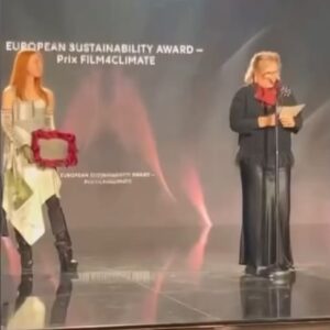 Zeynep Ozbatur Atakan Instagram - 2015 yılının Eylül ayında bir email ve telefon aldım @sabancivakfi ndan... Bir kısa film yarışması için acilen görüşmek istiyorlardı. Ben bu yazışma ve konuşmaları yaparken Venedik Film Festivali'nden dönüyordum ve 1 gece kalıp Toronto Film Festivali'ne gidecektim. Ve bu sıkışıklık içinde buluşmak istedim. Zira davet çok ciddi bir kurumdan geliyordu ve önemliydi. Güler Sabancı, sosyal konuların sinema ile ele alınarak bir kısa film yarışması yapılmasının değerli bir etki yaratacağını düşünmüştü ve ben de vakfın ekibi ile neredeyse eşgüdümlü çalışmaya başladım. O  gün ve devamında sayısız toplantı, buluşma, plan, program ve tam 1 yıl sonra 2016 da yarışmayı başlattık. Benim için bir yarışma formatını, bu kadar saygın bir kurum için tasarlamak oldukça titizlik gerektirdi. Benim fikirlerime muhteşem destek veren ve saygı duyan bir kurumla çalışmak çok önemliydi. Açıkçası bir dediğimi iki etmeden büyük bir sinerji yarattılar. Sonra art arda her yıl yeni bir tema, yüzlerce film, finalist iletişimi, buluşmalar ve ödül töreni telaşı derken 8 yılın nasıl geçtiğini anlayamadık. Başta koyduğumuz hedefleri kısa zamanda yakaladık ve her yıl pek çok yenilik planladık. Bunları hep takım ruhuyla yaptık ve yapıyoruz, yapacağız. Dolayısıyla Güler Hanım'ın konuşmasındaki bu bölümü kendi sayfama koymak istedim. Ama ben de buradan Güler Sabancı'ya çok ama çok teşekkür ediyorum. Türkiye'de yine öncü olacak ve vizyonumdaki her şeyi onaylayarak, saygı duyarak bana bu fırsatı tanıdığı için... Ve bu projenin hayatımdaki en değerli projesi haline dönüştürdüğü için... 8 yıl içinde emeği geçen tüm paydaşlara sevgi ve teşekkürlerimle😍🙏 #kisafilmuzunetki