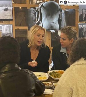 Zeynep Ozbatur Atakan Instagram - Duyanlar, duymayanlara söylesin... Beni bilenler bilir çok yapıcı olmaya çalışan biriyimdir. Ordu'daki kısa film festivali @howareyoubob un tutkusuna benim gönülden desteğim ile sonsuza kadar o çatı altında devam edebilirdi. Şimdi #omurgaordu olarak devam edecek. Uğurcan aşağıda çok güzel anlatmış.. Aynen buraya bırakıyorum :
#Repost @howareyoubob with @use.repost
・・・
💜
GİRİŞ
güzel ordu kısa film yarışmasını 2017 yılında amatör bir heyecanla başlattık ilk yıl 3 film başvurdu çalışmaya devam ettik şimdi binlerce katılım oluyor yarışma büyüdü festival oldu programa atölye çalışmaları paneller sergiler söyleşiler film gösterileri ekledik her festivali türk sinemasına katkıda bulunmuş bir kadın oyuncuya ithaf edelim dedik festival logo ve afişinde sanatçının yüz fotoğrafına yer verdik 2021’de zuhal olcay 2022’de hale soygazi “seve seve geliriz” dediler en iddialı filmler ve yönetmenleri jüriyi oluşturan değerli sinema insanları sinema yazarları ordu’da misafirimiz oldular onların katılması şehirde festivale ilgiyi artırdı türkiye kısa film yönetmenleri derneği festivale yüksek puan verdi sinema sektörü gözlerini ordu’ya çevirdi

GELİŞME
güzel ordu kısa film festivali başta zeynep atakan’ın gönüllü desteğiyle benim ve çalışma arkadaşlarımın özverili çalışmasıyla son iki yılda büyüyüp bir marka oldu ordu’nun bir festival şehri olmasına katkıda bulunan bir organizasyondu biz ayrılınca  zeynep atakan da çekildi dernek yönetimi bu yılın festivalini yapmak için sahaya çıkmış giydikleri forma aynı ama içindeki liyakatlı oyuncular biz değiliz duyan duymayana haber versin 

SONUÇ
dernek şeffaf yönetilmiyor kapalı zihniyetle açık fikirler hayata geçirilemez dernekten ve projelerden bu nedenle ayrıldık omurga ordu isminde yeni bir oluşum kurduk insanla değil fikirle uğraşmak için tabiki ordu için…

zeynep atakan’ın dediği gibi “kişisel idealler için bazı kutsal şeyleri feda etmek üzücü.”

#omurgaordu
@zeynepatakan 
@selimatakan
@zuolcay 
@halesoygazi
@mine_alpar 
@nurayymustu 
@rabianurgs