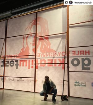 Zeynep Ozbatur Atakan Instagram - Duyanlar, duymayanlara söylesin... Beni bilenler bilir çok yapıcı olmaya çalışan biriyimdir. Ordu'daki kısa film festivali @howareyoubob un tutkusuna benim gönülden desteğim ile sonsuza kadar o çatı altında devam edebilirdi. Şimdi #omurgaordu olarak devam edecek. Uğurcan aşağıda çok güzel anlatmış.. Aynen buraya bırakıyorum :
#Repost @howareyoubob with @use.repost
・・・
💜
GİRİŞ
güzel ordu kısa film yarışmasını 2017 yılında amatör bir heyecanla başlattık ilk yıl 3 film başvurdu çalışmaya devam ettik şimdi binlerce katılım oluyor yarışma büyüdü festival oldu programa atölye çalışmaları paneller sergiler söyleşiler film gösterileri ekledik her festivali türk sinemasına katkıda bulunmuş bir kadın oyuncuya ithaf edelim dedik festival logo ve afişinde sanatçının yüz fotoğrafına yer verdik 2021’de zuhal olcay 2022’de hale soygazi “seve seve geliriz” dediler en iddialı filmler ve yönetmenleri jüriyi oluşturan değerli sinema insanları sinema yazarları ordu’da misafirimiz oldular onların katılması şehirde festivale ilgiyi artırdı türkiye kısa film yönetmenleri derneği festivale yüksek puan verdi sinema sektörü gözlerini ordu’ya çevirdi

GELİŞME
güzel ordu kısa film festivali başta zeynep atakan’ın gönüllü desteğiyle benim ve çalışma arkadaşlarımın özverili çalışmasıyla son iki yılda büyüyüp bir marka oldu ordu’nun bir festival şehri olmasına katkıda bulunan bir organizasyondu biz ayrılınca  zeynep atakan da çekildi dernek yönetimi bu yılın festivalini yapmak için sahaya çıkmış giydikleri forma aynı ama içindeki liyakatlı oyuncular biz değiliz duyan duymayana haber versin 

SONUÇ
dernek şeffaf yönetilmiyor kapalı zihniyetle açık fikirler hayata geçirilemez dernekten ve projelerden bu nedenle ayrıldık omurga ordu isminde yeni bir oluşum kurduk insanla değil fikirle uğraşmak için tabiki ordu için…

zeynep atakan’ın dediği gibi “kişisel idealler için bazı kutsal şeyleri feda etmek üzücü.”

#omurgaordu
@zeynepatakan 
@selimatakan
@zuolcay 
@halesoygazi
@mine_alpar 
@nurayymustu 
@rabianurgs