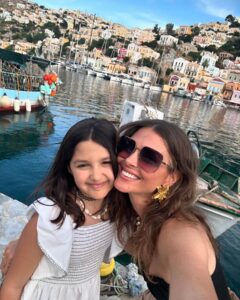Zeynep Özder Most Liked Photos and Posts