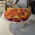 Zeynep Özkaya Instagram - BÜTÜN SAMİMİYETİM İLE SÖYLÜYORUM müthiş bir nutellalı vişneli muffin tarifi ile geldim ahshdhshahsj❤️🍒 Seçim sonuçları, sürekli değişen haber kanalları bir yandan benim sürekli kendi tarifimi övmem derken sinirlerimiz aşırı bozuldu gülmekten altımıza yaptık çook eğlenceli bir seçim night oldu😆 Malzeme listesi ve ve püf noktalar aşağıda: 2 yumurta, 1 sb şeker(200ml), 1 sb sıvı yağ, 1 sb yoğurt, 1 paket vanilin, 1 paket kabartma tozu, 1,5-2 bardak un, donmuş vişne, nutella 🍒Sadece yumurta ve şekeri mikser ile çırptım devamında el çırpıcısı ile devam ettim ki muffin harcı sönmesin 🍒Muffin tariflerinde süt yerine yoğurt kullanıyorum iç kıvamı çok daha güzel oluyor 🍒Unu eleyerek ekledim ve miktarına kıvama bakarak karar verdim 2 bardağa yakın ekledim 🍒Muffin kaplarını sırasıyla 1 yemek kaşığı muffin harcı, 1 tatlı kaşığı nutella ve 1 yemek kaşığı muffin harcı olacak şekilde doldurdum. Vişneleri ise hem muffin harcına hem de muffinlerin en üstüne ekledim 🍒Önceden ısıtılmış fırında 180 derecede 20-25 dakika üstü kızarana kadar pişirdim ve afiyetss🤤
