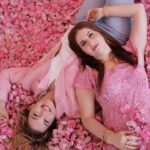 Zeynep Özkaya Instagram - Güller diyarında biz🥹🩷🌸