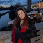 Zeynep Özkaya Instagram - Prag paylaşımlarına başlıyorum ilk postumuzun adı Prag geceleri🫠❤️✨ Gecesi gündüzü her anı güzel olabilir bir şehrin ya bayıldım bayıldım….