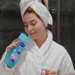 Zeynep Özkaya Instagram - Kokusunu çok sevdiğim peeling etkili Duru Okyanus Ferahlığı Duş Jeli ve alüminyum içermeyen Emotion Ocean Fresh deodorant bu yıl Watsons Güzellik ve Kişisel Bakım Ödülleri’ne aday olmuşlar🌊 Hadi oylamada iki ürünü de kendi kategorilerinde 1. yapalım!🤸‍♀️🥰 #işbirliği