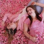 Zeynep Özkaya Instagram - Güller diyarında biz🥹🩷🌸