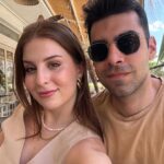 Zeynep Özkaya Instagram - Bugün şansımıza @ogulcan_can ‘ın uçuşu yoktu biraz Aydın’daki favori mekanlarımızı gezdik bir süredir burada olduğu için tam bir yerli olmuş seviyoruz bu memleketi ahahshshs❤️ Kahvaltı- @kruvasunday Kahve- @nofscoffee Yemek- @yenipazarlikazimustaaydin #reklam