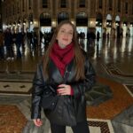 Zeynep Özkaya Instagram - Aylardır beklediğim Milano tatilimiz başlamış bulunmakta🤓 İlk durağımız tabii ki Duomo di Milano çok güzelsin be❤️🇮🇹 Çantayı, deri ceketi ve atkımı soranlar için postta etiketledim sanırım #reklam yazmam gerekiyor😅