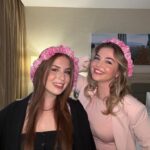 Zeynep Özkaya Instagram - Favori şarkımızla akşam yemeğine hazırız🥹👯‍♀️🩷 🎶