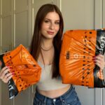 Zeynep Özkaya Instagram - Minik bir Milla alışverişi ile geldim yorumlarınızı bekliyorum🤓 Ürünlerin linkini storylerimde ve nisan link isimli öne çıkartmada bulabilirsiniz❤️ Bedenler de aşağıda⬇️ Crop Yelek-medium Bluz seti-small Siyah beyaz bluz-small Ekru mom jean- tam kalıp, 36 beden #reklam ama #işbirliğideğildir