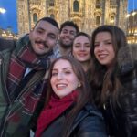 Zeynep Özkaya Instagram - Aylardır beklediğim Milano tatilimiz başlamış bulunmakta🤓 İlk durağımız tabii ki Duomo di Milano çok güzelsin be❤️🇮🇹 Çantayı, deri ceketi ve atkımı soranlar için postta etiketledim sanırım #reklam yazmam gerekiyor😅