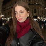 Zeynep Özkaya Instagram - Aylardır beklediğim Milano tatilimiz başlamış bulunmakta🤓 İlk durağımız tabii ki Duomo di Milano çok güzelsin be❤️🇮🇹 Çantayı, deri ceketi ve atkımı soranlar için postta etiketledim sanırım #reklam yazmam gerekiyor😅
