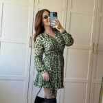 Zeynep Özkaya Instagram - Yine bir nişan hazırlığı ile geldim👻🩷🤸🏼‍♀️ Hiçbir mağazada içime sinen bir parça bulamadım o yüzden 2 sene önce Zara indiriminden aldığım bu yeşil leoparlı elbiseyi giydim ve çook içime sindi. Maalesef hem elbise hem de ayakkabılar eski sezon o yüzden stokları yok🥲 Eveet yorumlarınızı alalım sevdik mi kombini Kullandığım diğer ürünler: Allık- @rarebeauty powder blush(cheer) Kalem mat ruj- @maybelline Ink Crayon(no:25) Parlak ruj- @maybelline vinyl Ink(no:160) Parfüm- @jilsander sun