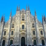 Zeynep Özkaya Instagram - Aylardır beklediğim Milano tatilimiz başlamış bulunmakta🤓 İlk durağımız tabii ki Duomo di Milano çok güzelsin be❤️🇮🇹 Çantayı, deri ceketi ve atkımı soranlar için postta etiketledim sanırım #reklam yazmam gerekiyor😅