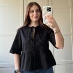 Zeynep Özkaya Instagram - Aranan yazlık bluz bulundu🥹🌸☀️ Ürünlerin kodları aşağıda, yorumlarınızı beklerimm🫶🏻 Önü Bağcıklı Siyah Bluz- H&M 1202833002 Önü Bağcıklı Bluz- H&M 1202833003 Viskoz Elbise- H&M 1219074004 Silikon Sütyen(göğüs ucu yapışkanlı)- Penti PLSLK0NS06SK Dikişsiz Yüksel Bel Görünmez Külot(Korse)- Oysho 0103/129/990 #reklam ama #işbirliğideğildir