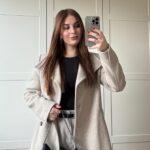 Zeynep Özkaya Instagram - Dünden benimle hazırlanın videosu geldi🤓🫶🏻 Detaylar aşağıda dostilerim yorumlarınızı alalım🤸🏼‍♀️ Kalem ruj- @makyajsehirde Ink Crayon no:25 Parlak ruj- @makyajsehirde Vinyl Ink no:15 peachy Likit allık- @farmasiofficial Midnight Touch Pinky Cloud Saç Spreyi- @schwarzkopfprotr Taft Phyto Keratin no:4 Küpe- @swarovski Parfüm- @lorisparfumum Saffron Ambre Niche Bluz- @sheismono Pantolon- @stradivarius Kemer- @ysl Kaban- @mango Çanta- @stellamccartney Bot- @zara #reklam
