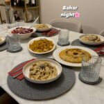 Zeynep Özkaya Instagram - Yeni favori aktivitem Bahar Night’a hazır mıyız ahsahsahaha🤍 Menümüzde lahana salatası, mercimek humus, çıtır patates vee kremalı mantarlı makarna vardı üstüne de çay ve tatlı eşliğinde Bahar’ın yeni bölümünü izledik bayılıyorum bu diziye ya🫠 Püf noktalar aşağıda: 🌸Mor lahana salatasına kırmızı biber, ceviz, nar ve tulum peyniri ekledim bakın mükemmeeel oldu! 🌸Patatesleri yağladım ve baharatları ekledim sonrasında airfryerda 25 dakika pişirdim bu şekilde çıtır çıtır oluyor 🌸Mercimek humusu ilk defa denedim hazırlaması çok pratik ve tadı harika. Tahin de ekledim çok yakıştı normal humus gibiydi 🌸Kremalı mantarlı makarna için püf noktam yok her haliyle mükemmel bir lezzet ahshdjdjs🍄