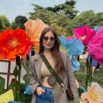 Zeynep Özkaya Instagram - Sizi Migros’un Alice Harikalar Diyarı konseptli şahane bir etkinliğine götürüyorum🤩 Ortam o kadar güzeldi ki Migros’un kozmetik ve kişisel bakım ürünleri kalp ben🫠 Ayrıca güzel haberler de getirdim 16 Mayıs - 5 Haziran arası @migrosseninicin kataloğunda yer alan seçili kozmetik ve kişisel bakım ürünlerinde kaçırılmayacak fırsatlar var benden söylemesi🙊❤️ #MigrosSeninİçin #MigrosSeninİçinFestivali #işbirliği