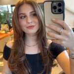 Zeynep Özkaya Instagram - Saçıma 90ları anımsatan bir katlı kesim yaptık bence çok nostaljik ve güzel oldu bakalım siz de sevecek misiniz🫠❤️💇🏼‍♀️ Bu arada her zamanki gibi @lackuafor ‘de kestirdim saç kesimi ve bakım için hep aynı yere geliyorum. Levent abiciğim hem en yakın arkadaşımın babası hem de kuaförüm olur o yüzden #reklam yazsam bile yılların gönül bağı dersek daha doğru olur🫶🏻