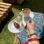 Zeynep Özkaya Instagram - 2 günlük gezimizden şahane fotiler ve anlar🩷 1- canım @gulsha ailesinin gül fabrikası 2- Güllü lokum ile tk müthiş bir ikiliymiş🫠 3- Kızlarım da kızlarım 4- Gül nasıl toplanır🥹🌸 5- Temiz havadan çarpılan bir ben ahahshsh 6- Aşık olduğumuz gül bahçeleri 7- Ceren ve çileğin @buketsenaa aşkı🥲 8- Ekiple yediğimiz akşam yemeği🫶🏻 #reklam #davet