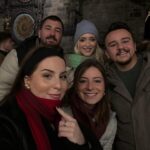 Zeynep Özkaya Instagram - Prag paylaşımlarına başlıyorum ilk postumuzun adı Prag geceleri🫠❤️✨ Gecesi gündüzü her anı güzel olabilir bir şehrin ya bayıldım bayıldım….