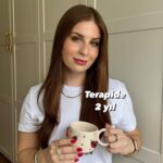 Zeynep Özkaya Instagram - Uzun bir aradan sonra terapi konsepti geri döndü🤍 Psikoterapi seanslarına başlayalı tam 2 sene oldu ve bu videoda bir danışan olarak bu süreçte kazandığım 3 önemli farkındalığı anlatmaya geldim. Ruhsal destek almak ve psikoloğa gitmek sizin eksik olduğunuzu değil kendinizi, ruhunuzu geliştirmek için ne kadar motive olduğunuzu gösterir. Ne kadar paylaşırsak o kadar gelişiriz elimden geldiğince konuşmaya ve anlatmaya devam edicem✨