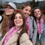 Zeynep Özkaya Instagram - 2 günlük gezimizden şahane fotiler ve anlar🩷 1- canım @gulsha ailesinin gül fabrikası 2- Güllü lokum ile tk müthiş bir ikiliymiş🫠 3- Kızlarım da kızlarım 4- Gül nasıl toplanır🥹🌸 5- Temiz havadan çarpılan bir ben ahahshsh 6- Aşık olduğumuz gül bahçeleri 7- Ceren ve çileğin @buketsenaa aşkı🥲 8- Ekiple yediğimiz akşam yemeği🫶🏻 #reklam #davet