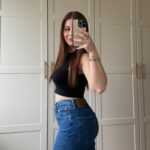 Zeynep Özkaya Instagram - Hayatımın sonuna kadar tek bir jean giymem gerekse bunu seçerdim eridim bayıldım🫠🫶🏻 benim gibi kısa boylu ve basenli bacaklarınız varsa çok seveceginize eminim markası @levis_tr modelin adı ribcage straight 💙 Bendeki bedeni 27/27 #reklam ama #işbirliğideğildir