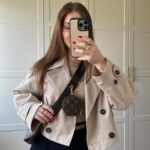 Zeynep Özkaya Instagram - O trençkot bulundu🫠🤎 Crop oluşunu ve kumaş kalitesini çok sevdim bazı trençkotlar model olarak güzel olsa da kumaşı tok olan bulmak zor olabiliyor o yüzden bu model çook içime sindi🫶🏻 Kodunu yazıyorum, @zara ’dan aldım 3046/048 bendeki ekru renk small beden Parfümüm @jilsander sun @gizemguven önerisi🫠🧡 #reklam #işbirliğideğildir