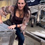Zeynep Koltuk Instagram - Yine bir gezi rotasıyla geldim🥰 Ve evet hava soğuk da olsa ayağımı denize sokmak için terlik gitdiğim doğrudur😅😅😅😅 İstanbul’da şehrin kalabalığından ve gürültüsünden kaçıp bir sahil kasabasına gelmiş gibi bir gün geçireceğiniz #rumelikavağı Burda etrafı gezebilir, ufak tefek alışveriş yapabilir, martıları besleyip marmaranın karadenizle buluşmasını seyredebilirsiniz.. Pek çok deniz ürünü restoranı var, ve hemen her bütçeye de uygun.. #yavuzsultanselimköprüsü manzarısı ile karşıda #yorozkalesi nin kattığı tarihi ambiyansı da unutmamak lazım🥰 Biz balık yiyip martıları besledikten sonra balıkçıların yanına gidip birer çay içtik ve bugün de günümüz güzelleşti.. Ulaşım için karayolu gibi vapur da kullanabilirsiniz çünki iskele tam da bu küçük kasabanın tam ortasında😉 Civarda uğranılanilecek noktalar ise; 👇🏻👇🏻👇🏻👇🏻👇🏻 📍yorozkalesi 📍rumeli kavağı iskelesi 📍rumeli feneri 📍garipçe 📍garipçe kalesi Gündüzü ayrı gecesi ayrı Akşam yemeği için yer önerisi #michelinstar almış #kahramanbalık 🐟🐡🐠🪼🦐🦞