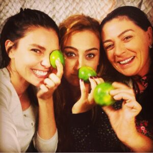 Zeyno Eracar Instagram - Karavanda mandalina keyfi :)) @aslienver  @incinurdasdemir @sanataevet
