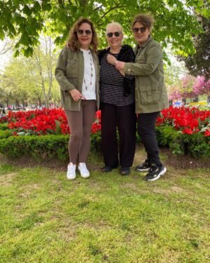 Zeyno Günenç Instagram - bugün canlarimla 🌷🌹🌼🌸🌺🌹 @elifgunenc #mami 💛 slide👉🏻