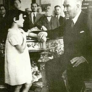 Zeyno Günenç Instagram - 23 Nisan Ulusal Egemenlik ve Çocuk Bayramımız Kutlu Olsun🤍🇹🇷 #atatürk #atamizindeyiz