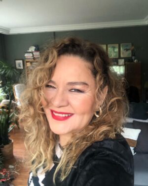 Zeyno Günenç Instagram - gülmekten gözlerinizin çizgi gibi olacağı sağlıklı ve neşeli yeni bir yıl diliyorum🎄🎊🥳💜🧿