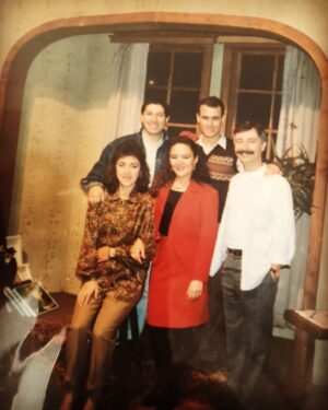 Zeyno Günenç Instagram - Dünya Tiyatro Günü Kutlu Olsun🎭🎊🎈Bursa Devlet Tiyatrosu’ndaki ilk oyunum Hidayet Sayın’ın ‘Fiyasko’ adlı oyunu 1988  @serappeyubb Cihan abi Celal ve rahmetli dünya tatlısı Zeki🙏🏻