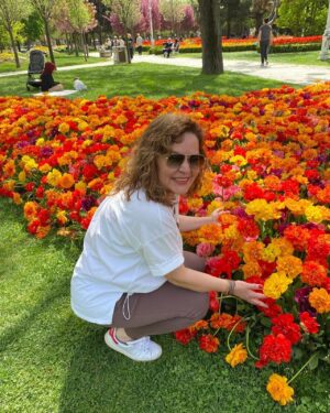Zeyno Günenç Instagram - bugün canlarimla 🌷🌹🌼🌸🌺🌹 @elifgunenc #mami 💛 slide👉🏻