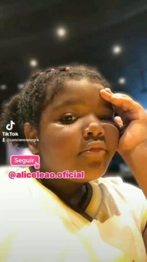 Zezeh Barbosa Instagram - Sobre isso!✊🏾

Pensa: uma menina tão pequena, de só oito anos, já sabe tanto sobre r4cismo… Até quando??✊🏾

@aliceleao.oficial , vídeo excelente, muito necessário!!! Via @_consciencianegra ✊🏾🤎

Ótima semana, amoresssss🍀
.
.
.
.
#antiracismo #antiracista #racismoestrutural #racismoécrime #racistasnãopassarão #racismoinstitucional #educacaoantirracista #racismonão #racismonao #consciencianegra