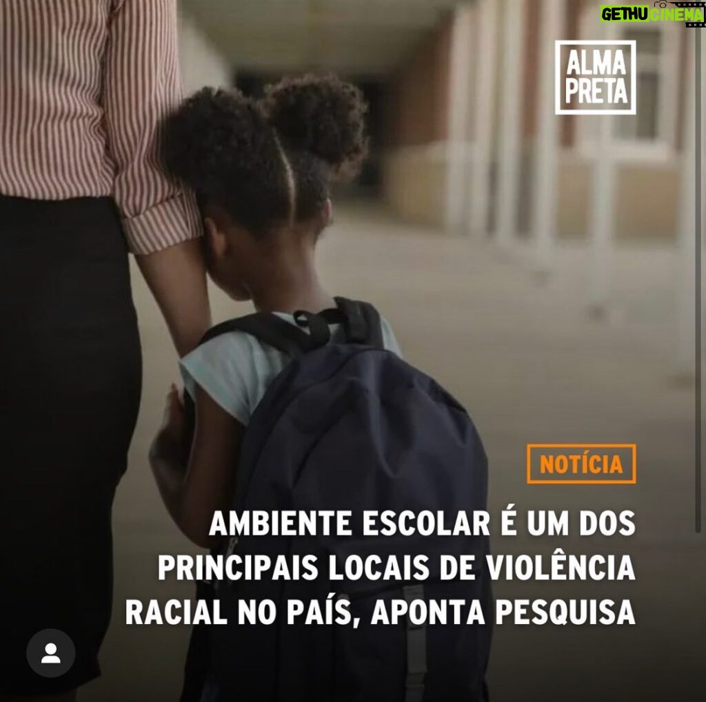 Zezeh Barbosa Instagram - Até quando?💔 #repost @almapretajornalismo A pesquisa “Percepções do Racismo no Brasil” apontou o ambiente escolar como um dos principais locais onde ocorre violência racial no Brasil. O levantamento constatou que entre as pessoas negras que afirmaram ter vivido alguma situação de racismo, 38% disseram que o ataque aconteceu na escola, faculdade ou na universidade. E 63% das mulheres negras confirmaram que percebem a raça como principal fator motivador de violência nas escolas. O estudo foi encomendado ao IPEC (Inteligência em Pesquisa e Consultoria Estratégica) pelo Projeto SETA (Sistema de Educação por uma Transformação Antirracista) e o Instituto de Referência Negra Peregum. O levantamento reflete acerca da implementação da Lei 10.639, que torna obrigatório o ensino da história e cultura afro-brasileira no currículo escolar. Apesar da legislação, a maioria das instituições de ensino não proporciona esse tema aos estudantes. De acordo com Ana Paula Brandão, gestora do Projeto Seta, o marco legal é fundamental para construção de um ecossitema de educação antirracista. “A violência em espaços escolares talvez seja a parte mais dramática das violências a que nossas crianças e jovens estão expostos. A escola deveria ser um ambiente seguro, de socialização. Porém, é um espaço que acaba propiciando episódios de violência física e simbólica. Precisamos entender que o racismo também é um gerador de violência. Xingamentos, exclusão e bullying acabam atingindo muito mais crianças negras e indígenas”, afirma. O documento direciona o ambiente escolar na implementação de práticas educacionais antirracistas. O estudo aponta sete indicadores: relacionamento e atitudes racistas; currículo e prática pedagógica; recursos e materiais didáticos; acompanhamento, permanência e sucesso; a atuação dos profissionais de educação; gestão democrática e participação; para além da escola: a relação com o território. Elaborada pela Ação Educativa, e com apoio do Projeto SETA, a metodologia utilizada permite que todas as escolas se autoavaliem, com base nas suas experiências. Texto: Redação 📸 Getty Images . . #antiracismo #racismonão #racismoécrime #educacaoantirracista