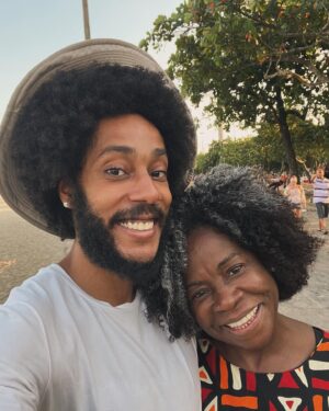 Zezeh Barbosa Instagram - Feliz dia das mães!❤️

Quanta gratidão!!! Coração quentinho!!!🥰

Hoje meu filho, @franciscoespectro , apareceu de surpresa aqui em casa às seis da manhã, com o melhor presente do mundo:

Uma caixa gigante de amor!❤️❤️❤️

Detalhe: ele mora em outro estado!!!!! Amor da mãe!!!!🥰

Feliz dia pra todas nós!🍀
.
.
.
.
#felizdiadasmaes #diadasmaes #diadasmães #diadasmaes2024 #maesefilhos #mãesefilhos #maedemenino #mãedemenino #maesefilhos #filhosamados