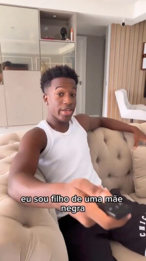 Zezeh Barbosa Instagram - É isso!😅❤️

Quem sabe, sabe hahaha! @aladekoman mandou muito bem :)👊🏾🤎

Ótima noite, amoresssss🍀

Via @oespelhodopreto 👏🏾
.
.
.
.
#maespretas #maenegra #maesefilhos #pretosnotopo #antiracismo #antiracista #racismonão #criançasnegras #criançaspretas #pretosnotopo #familiapreta