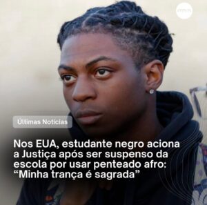 Zezeh Barbosa Instagram - Até quando??💔

Tristíssimo, em pleno 2024..

Pra refletir, amores!🍀
.
.
#repost @sitemundonegro
 O caso do jovem Darryl George, de 18 anos, está chamando atenção nos Estados Unidos. Ele foi suspenso da escola em que estudava após se recusar a mudar o seu penteado afro. George está fora da Barbers Hill High School, em Mont Belvieu, desde 31 de agosto.

O distrito escolar de Barbers Hill, localizado na área de Houston, argumentou que o cabelo comprido de George, que ele usa em dreadlocks bem amarrados e torcidos no topo da cabeça, viola o código de vestimenta local que limita o comprimento do cabelo para meninos. O distrito afirmou que outros alunos com locs estão em conformidade com a política.

George alegou que se sentiu frustrado com o que considera uma punição injusta. No Texas, existe uma lei que proíbe a discriminação capilar com base na raça e impede os empregadores e as escolas de penalizarem as pessoas devido à textura do cabelo ou aos penteados protectores, incluindo cabelos afro, tranças ou dreadlocks. “Eu amo meu cabelo, minha trança é sagrada e é minha força”, escreveu ele. “Tudo o que quero fazer é ir para a escola e ser um aluno modelo. Estou sendo assediado pelos funcionários da escola e tratado como um cachorro.”

Foto: Michael Wyke/AP
Texto: @anthunesarth

#mundonegro #antiracismo #antiracista #racistasnãopassarão #racismoestrutural #racismoécrime #racismonão #racismoinstitucional #racismonao #educacaoantirracista