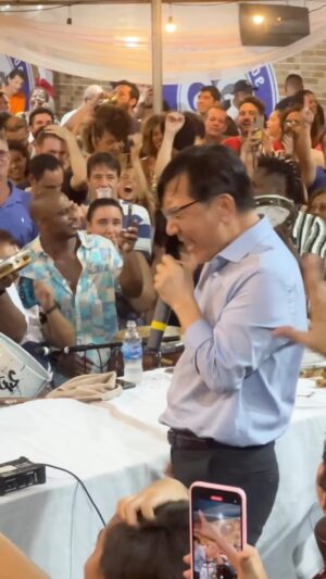 Zezeh Barbosa Instagram - E embaixador da Coreia do Sul no Brasil??🕺🏻

Já podemos dar a ele o título de cidadão brasileiro eheh? Merece, hein!
O Brasil é contagiante e eu sigo nesse ritmo! Ótimo final de semana, babiesssss🍀

Via @marco_goncalves 🔥
Música- Tá Escrito
@xandedepilares 👏🏾🖤 
@gruporevelacao 👊🏾🖤
.
.
.
.
#pradescontrair #prarir #samba #brasil #coreiadosul🇰🇷 #southkorea #brazil #pagode #pagodin #reelshumor #gratidaosempre