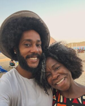 Zezeh Barbosa Instagram - Feliz dia das mães!❤️

Quanta gratidão!!! Coração quentinho!!!🥰

Hoje meu filho, @franciscoespectro , apareceu de surpresa aqui em casa às seis da manhã, com o melhor presente do mundo:

Uma caixa gigante de amor!❤️❤️❤️

Detalhe: ele mora em outro estado!!!!! Amor da mãe!!!!🥰

Feliz dia pra todas nós!🍀
.
.
.
.
#felizdiadasmaes #diadasmaes #diadasmães #diadasmaes2024 #maesefilhos #mãesefilhos #maedemenino #mãedemenino #maesefilhos #filhosamados