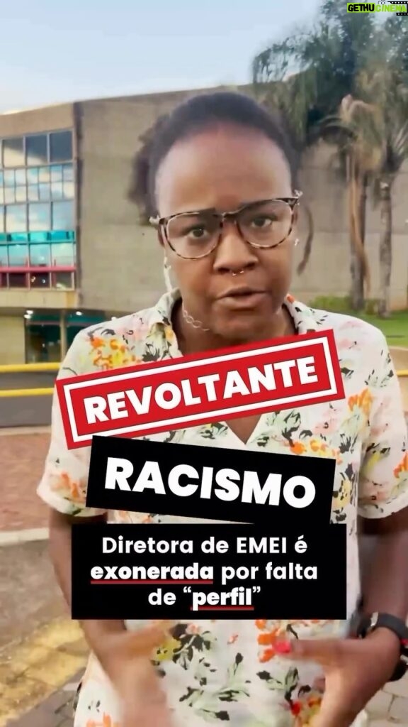 Zezeh Barbosa Instagram - Absurdo!!!😤✊🏾 Em pleno 2024, amores…🤮 #repost @todandara A professora @milacvm seguiu o que previa o edital para ser diretora de escola. Fez a prova e ficou em primeiro lugar! Logo que tomou posse começaram as perseguições, até culminar na exoneração da função. O argumento usado pela Secretaria de Educação da Prefeitura de Uberlândia? Não ter perfil, não ter aparência para o cargo. Camila nunca teve nem um processo administrativo sequer aberto. Racismo institucional explícito. O Diretor de EMEI virou cargo comissionado que faz o que quiser sem critérios? A vontade democrática da comunidade escolar pode ser assim desrespeitada? Toda nossa solidariedade a essa educadora. Vamos a luta! ✊🏾 . . #antiracismo #antiracista #racismoestrutural #racismoécrime #racistasnãopassarão #racismoinstitucional #educacaoantirracista #racismonão #racismonao #consciencianegra