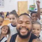 Zezeh Barbosa Instagram - Lindo!🤎 Sempre maravilhoso ver o trabalho de educação antiracista do @pevirguladez_ !✊🏾❤️ Ótima noite, amoresssss🍀 Via @oespelhodopreto 👊🏾 . . . . #antiracismo #antiracista #racismoestrutural #racismoécrime #racistasnãopassarão #racismoinstitucional #educacaoantirracista #racismonão #racismonao #consciencianegra