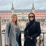Zhanna Martirosyan Instagram - На первом фото мы с @alsou_a тренируем мелкую моторику на площади Пласа-Майор в Мадриде. Стыковка пальцев в форме сердца удалась не с первого раза , поэтому оцените наши труды. На последнем фото специально для вас сняла мощи святого покровителя влюблённых Святого Валентина. Если на них долго смотреть, устанут глаза . Берегите себя.